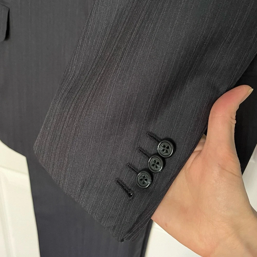 Tom James, Men’s custom made wool suit, Jacket 50R, pants W40/L29